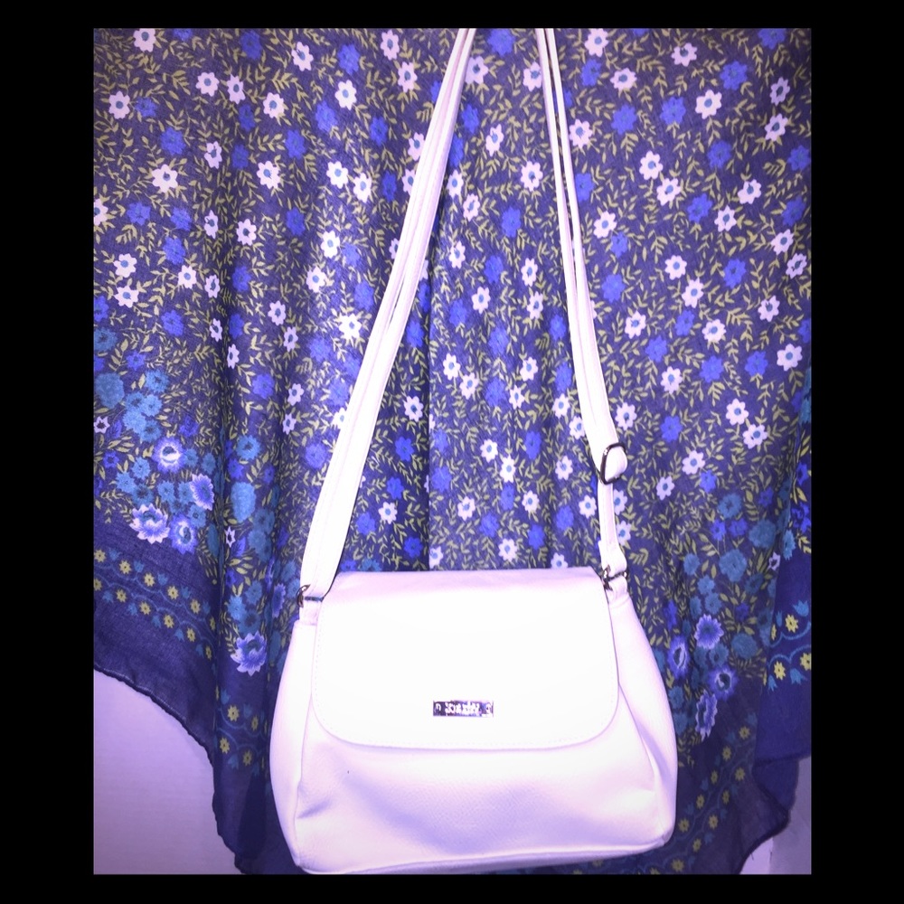 Koltov’s Crossbody in white simulated leather